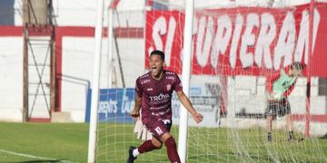 Lucas Quiróz festeja el 2 a 0 de 9 de Julio de Rafaela ante Douglas Haig de Pergamino