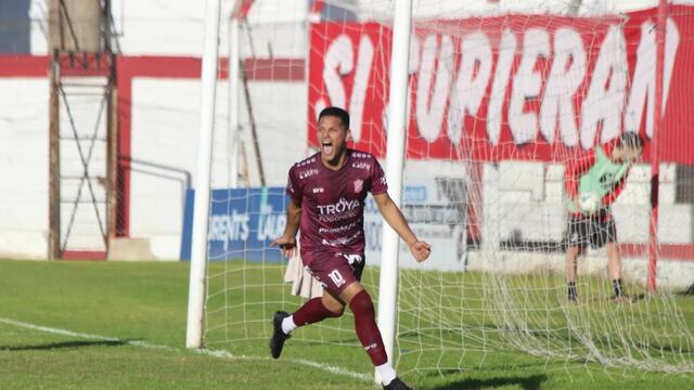 Lucas Quiróz festeja el 2 a 0 de 9 de Julio de Rafaela ante Douglas Haig de Pergamino