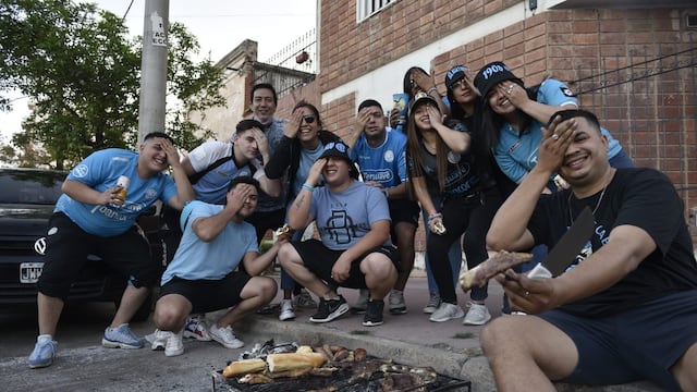 En llamas. El regreso de los hinchas de Belgrano a las tribunas. Para celebrar con un asadazo (Facundo Luque / La Voz).
