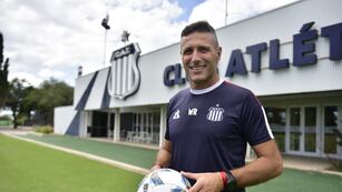 Walter Ribonetto, DT de Talleres y la banca para Nahuel Bustos.