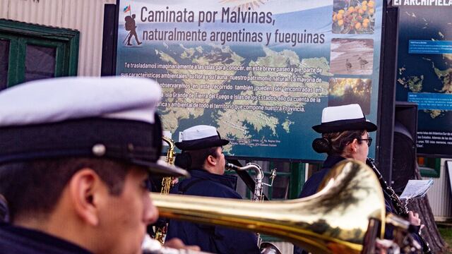 “Caminata por Malvinas, naturalmente argentinas y fueguinas”