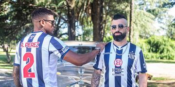 La nueva indumentaria de Talleres, con Rafa Pérez y Michael Santos de modelos (Prensa Talleres).