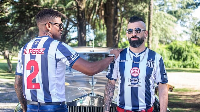 La nueva indumentaria de Talleres, con Rafa Pérez y Michael Santos de modelos (Prensa Talleres).