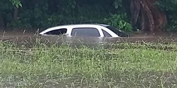 El auto terminó con el agua casi hasta el techo. (Policía)