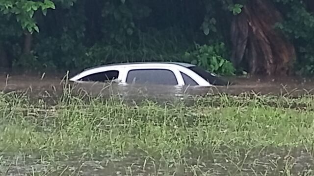 El auto terminó con el agua casi hasta el techo. (Policía)