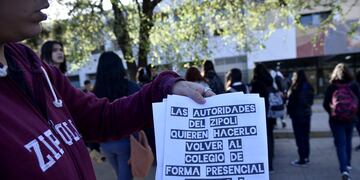 Alumnos del colegio Domingo Zípoli se concentran para rechazar la incorporación de un estudiante que tiene denuncias por acoso sexual. (Ramiro Pereyra / La Voz)
