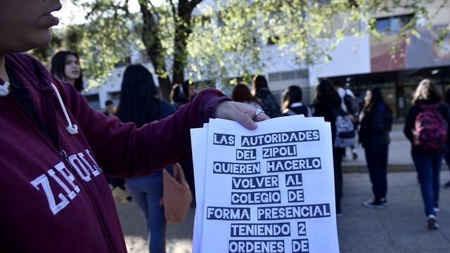 Alumnos del colegio Domingo Zípoli se concentran para rechazar la incorporación de un estudiante que tiene denuncias por acoso sexual. (Ramiro Pereyra / La Voz)