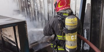 Los bomberos lograron sofocar el incendio en una vivienda de barrio Parque República. Pero el fuego se cobró una vida (imágen ilustrativa).