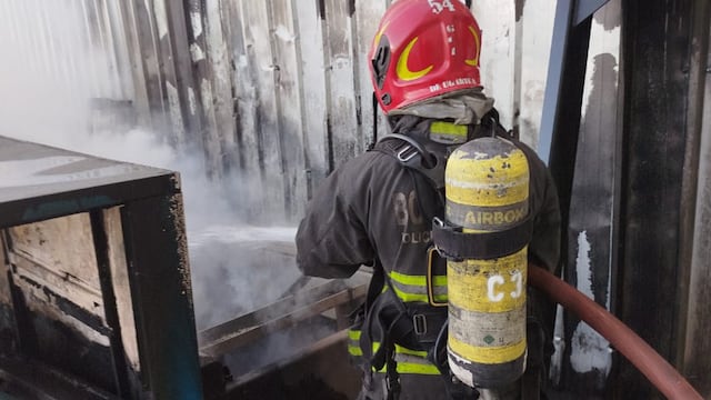 Los bomberos lograron sofocar el incendio en una vivienda de barrio Parque República. Pero el fuego se cobró una vida (imágen ilustrativa).