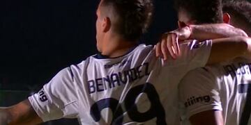 El festejo de Diego Valoyes con Gastón Benavides para la victoria de Talleres en Junín (Imagen de TV)