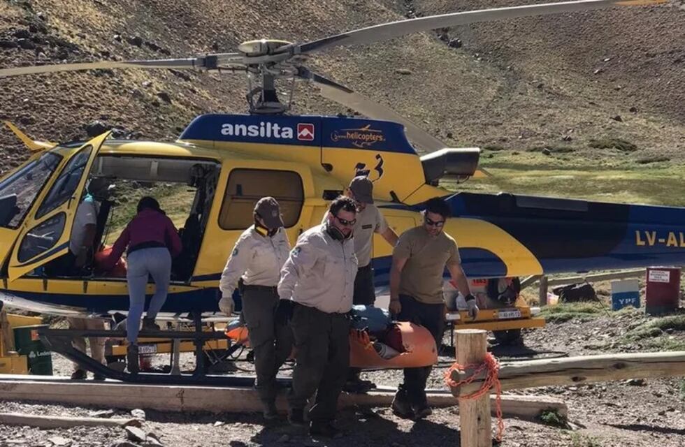 Rescataron a una andinista de Buenos Aires de un foso de 5 metros de profundidad en cerro Aconcagua