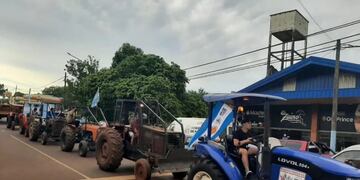 “Tractorazo” en Montecarlo en reclamo por las condiciones de los caminos terrados.