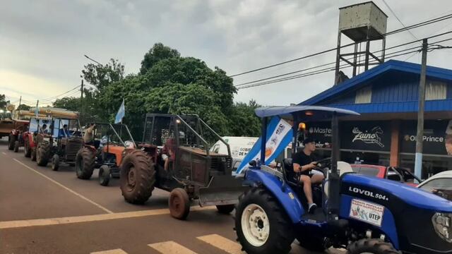 “Tractorazo” en Montecarlo en reclamo por las condiciones de los caminos terrados.