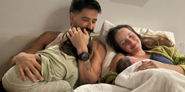 Camilo y Evaluna junto con sus dos bebés.