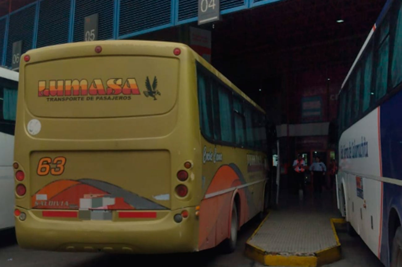 El colectivo en el que murió el pasajero. (Policía)