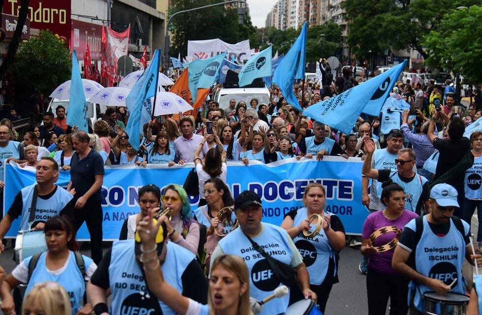 Coincidiendo con el inicio de clases en seis provincias, gremios docentes realizan un paro este lunes