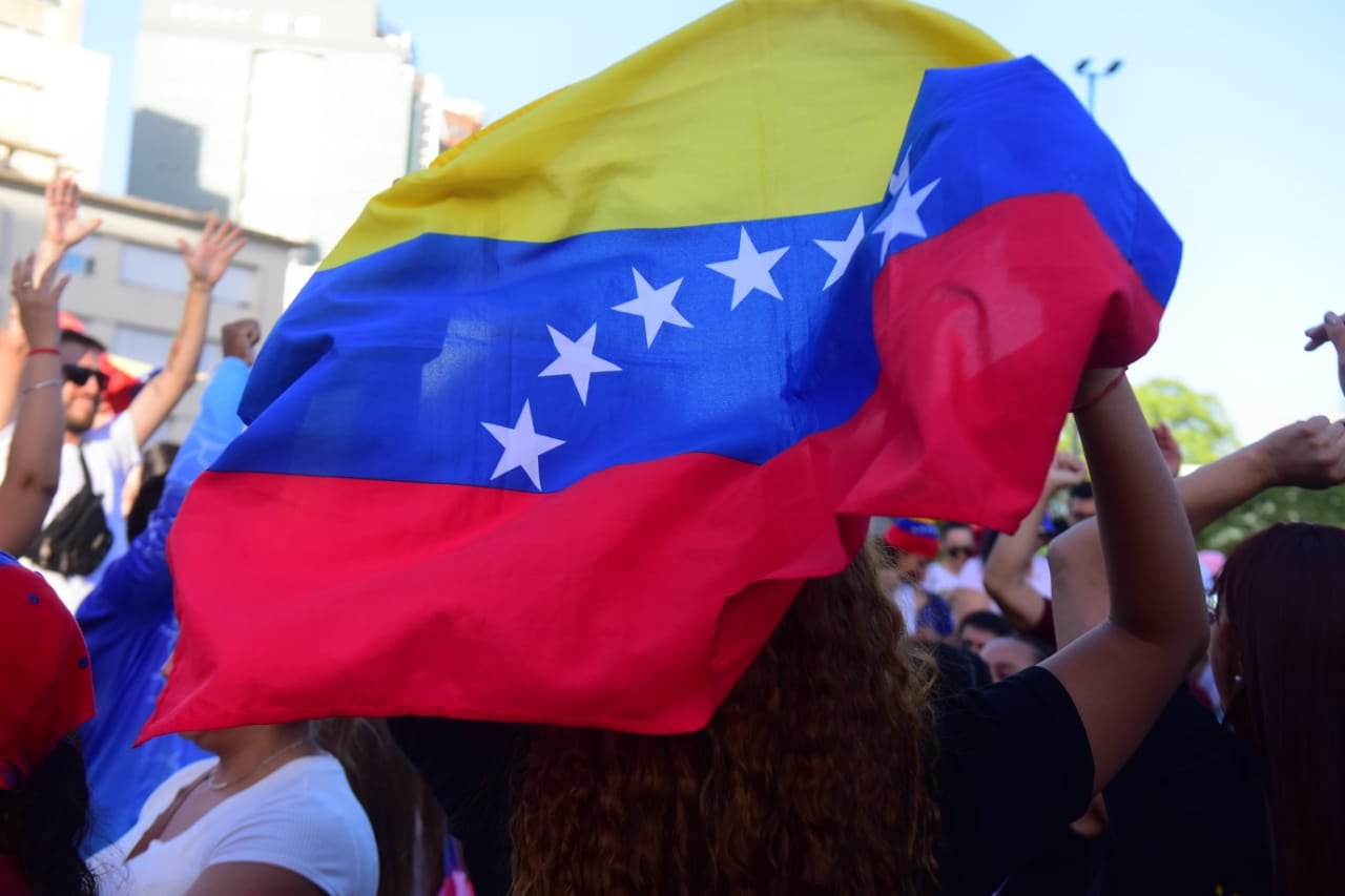 Venezolanos en Córdoba se reunieron en Plaza España para festejar la detención de Nicolás Maduro.  (Jorge Peñaranda / La Voz)