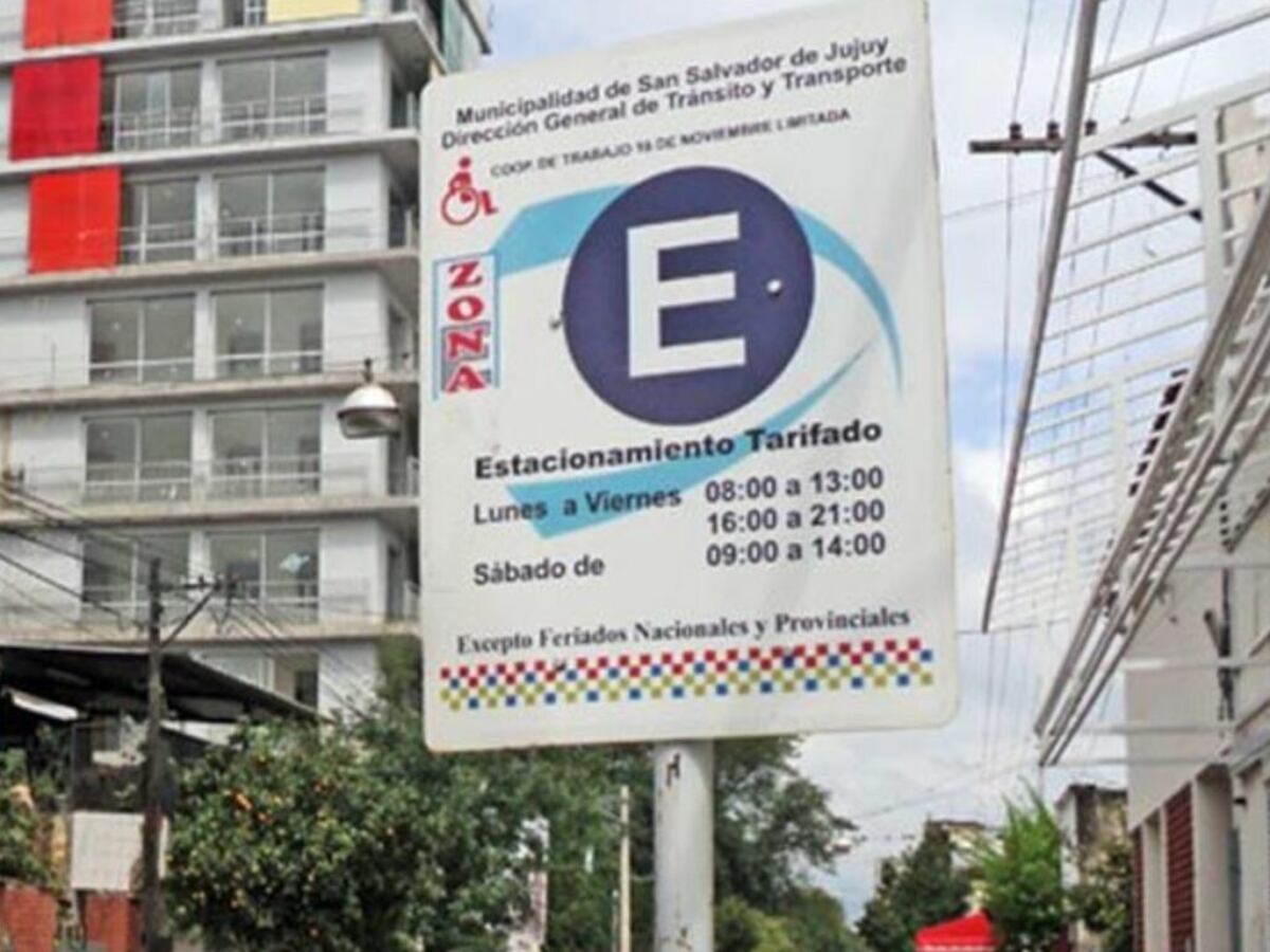 En San Salvador de Jujuy el cobro del estacionamiento medido es un servicio que el municipio realiza mediante una aplicación para celulares.