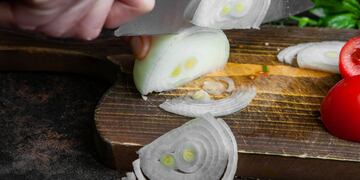 Un truco viral de Tiktok revela cómo cortar una cebolla y no llorar en el intento.