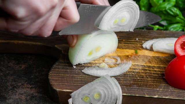 Un truco viral de Tiktok revela cómo cortar una cebolla y no llorar en el intento.