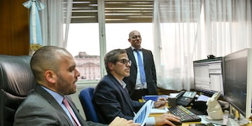 Martín Guzmán junto al exsecretario de Finanzas, Rafael Ignacio Brigo (parado) y al ex subsecretario de Financiamiento, Ramiro Tosi.