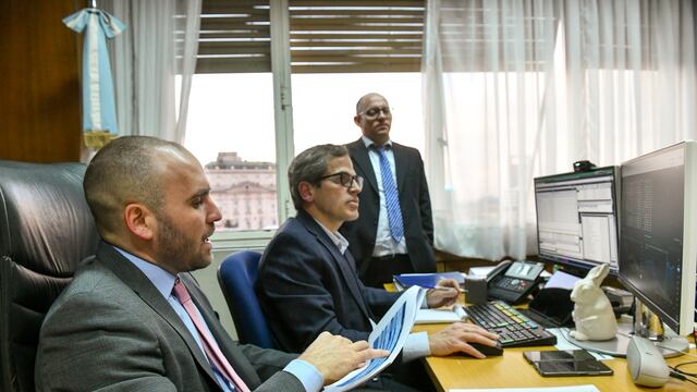 Martín Guzmán junto al exsecretario de Finanzas, Rafael Ignacio Brigo (parado) y al ex subsecretario de Financiamiento, Ramiro Tosi.