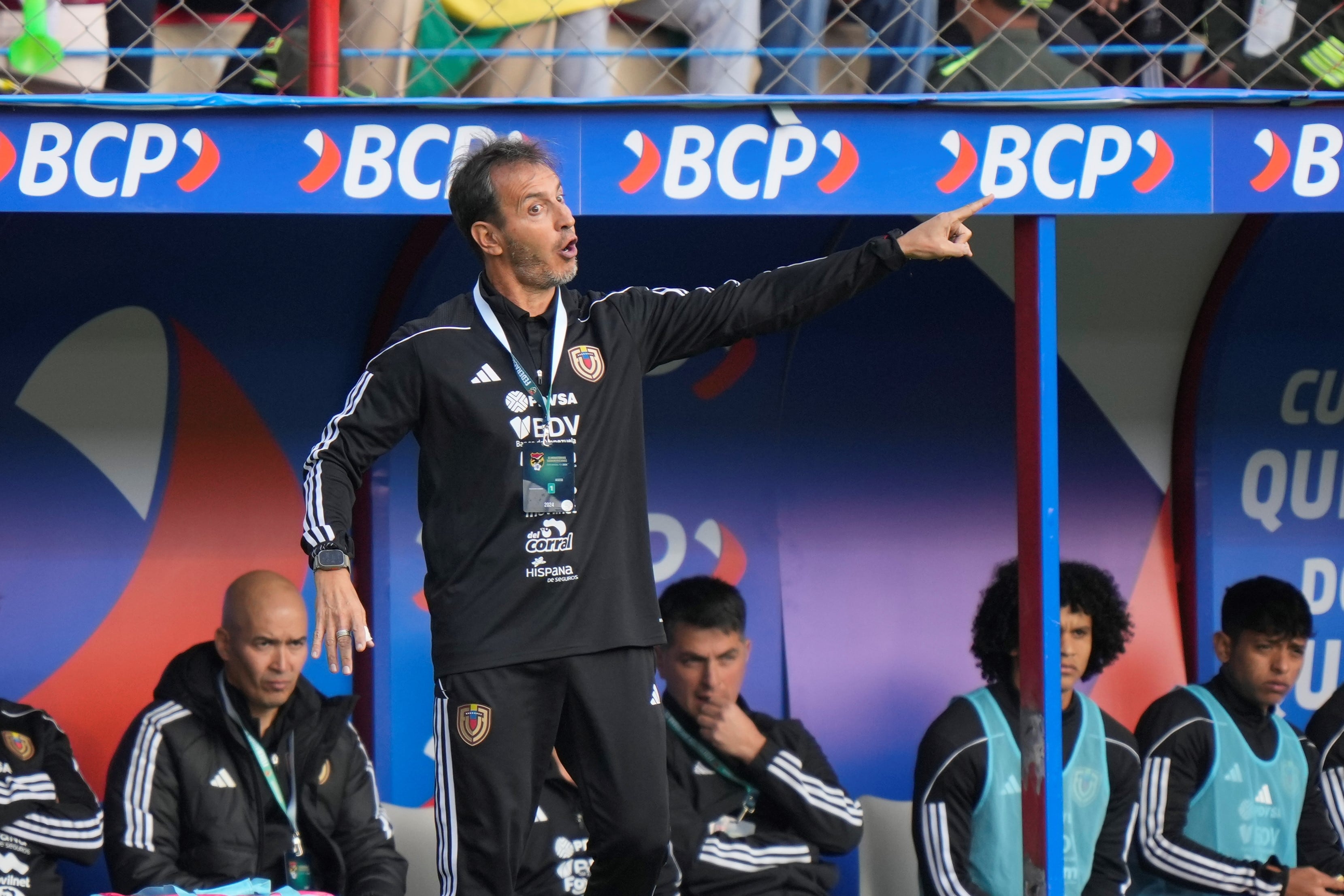Fernando Batista, el entrenador argentino que busca llevar a su primera participación en el Mundial. (AP)