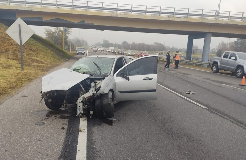 Terrible accidente en la autopista Carlos Paz: una mujer chocó contra un camión en plena neblina