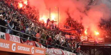 Los hinchas de Nacional encendieron bengalas y se las arrojaron a los de Estudiantes.