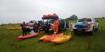 Bomberos voluntarios de varias ciudades trabajan en las aguas del Ctalamochita, en zona de Tío Pujio.