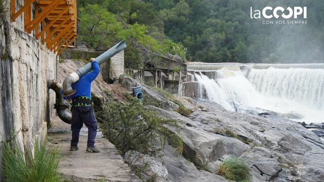 Trabajadores del servicio del agua en la toma de Cuesta Blanca.