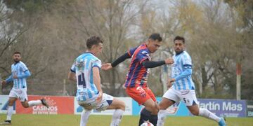 El Melli Alfaro y Emanuel Giménez rodean a un rival. Racing empató en Entre Ríos.