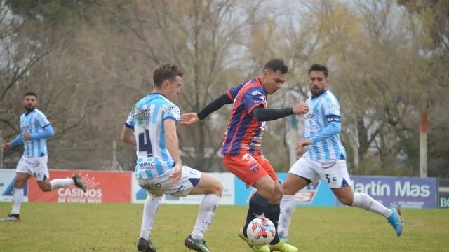 El Melli Alfaro y Emanuel Giménez rodean a un rival. Racing empató en Entre Ríos.