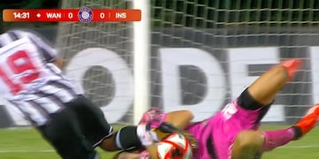 Manuel Roffo, golpeado en la cabeza, debió salir en el primer tiempo del amistoso de Instituto (Captura de TV).