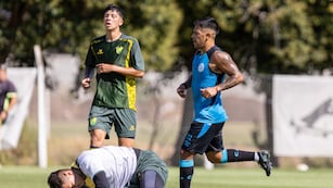 Nicolás Uvita Fernández convierte uno de sos dos goles con los que Belgrano le ganó a Defensa y Justicia un amistoso preparatorio