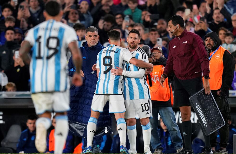 Lionel Messi entró en el segundo tiempo: la “pelea” por la capitanía, tiros en el palo y la ovación del público
