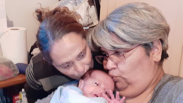 La mujer tenía un bebé de 8 meses junto a su pareja. (Facebook)
