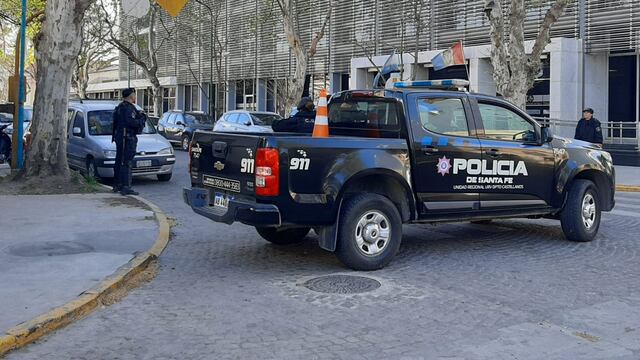 Fuerte operativo policial fuera de los tribunales de Rafaela por la audiencia en donde dieron prisión preventiva al acusado del femicidio de Fabiana Luna