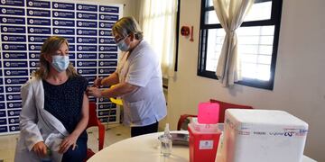 Más de 92.000 personas que trabajan en salud ya fueron inoculadas contra el COVID-19.