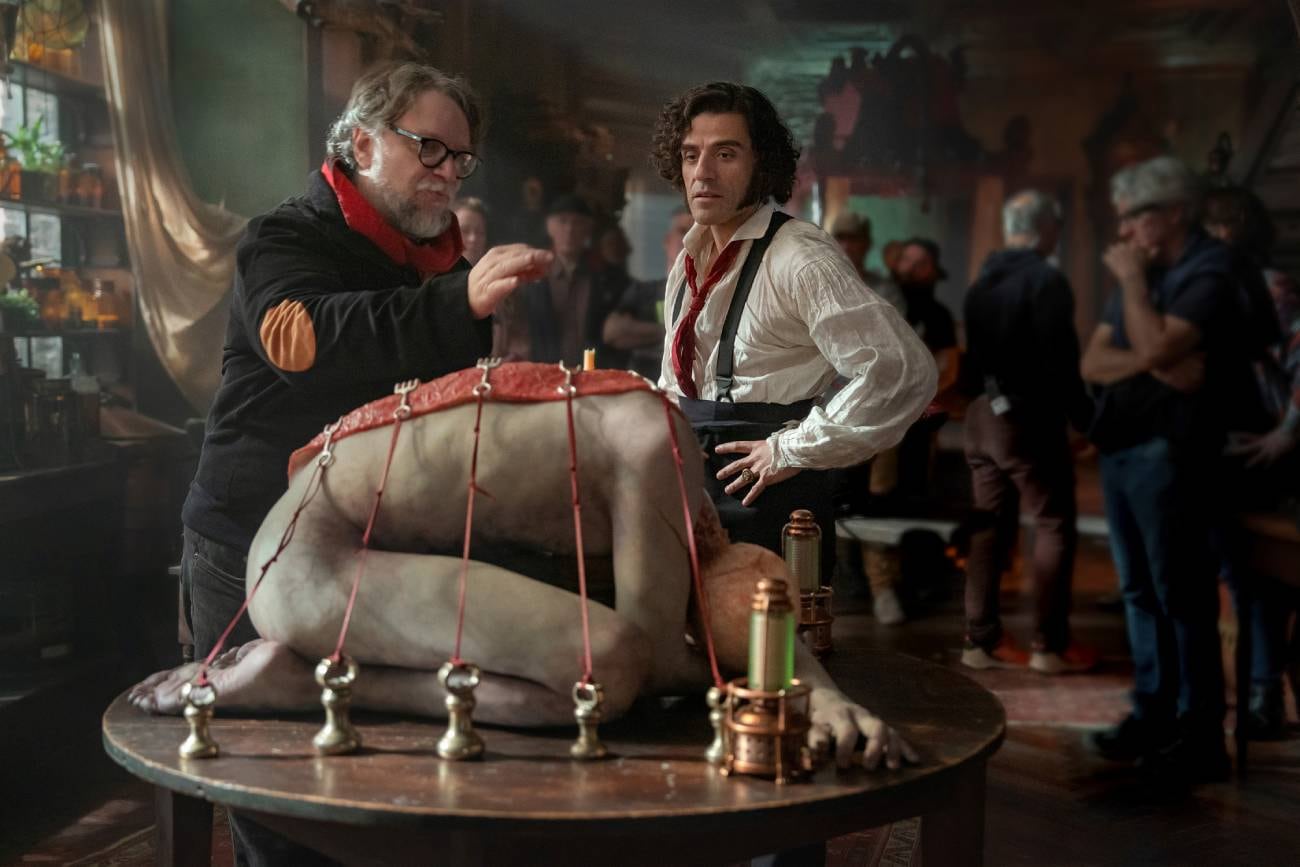 Guillermo del Toro y Oscar Isaac, durante el rodaje de "Frankenstein". (Ken Woroner/ Netflix)