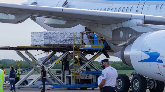 Llegada de las vacunas Rusas Sputnik V al aeropuerto de Ezeiza. (Foto: Clarín)