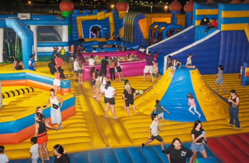Con peloteros gigantes y toboganes “extremos”: cómo es el nuevo parque inflable de Córdoba