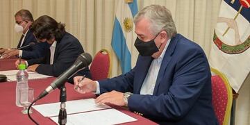 El gobernador Morales al momento de firmar el acta constitutiva de la Mesa del Litio, integrada con el propósito de motorizar la competitividad de las provincias productoras de dicho recurso.