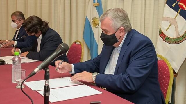 El gobernador Morales al momento de firmar el acta constitutiva de la Mesa del Litio, integrada con el propósito de motorizar la competitividad de las provincias productoras de dicho recurso.