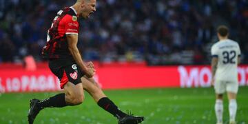 Así se grita un gol en un clásico. Juan Franco le dio el empate a Instituto ante Talleres (Nicolás Bravo / La Voz).