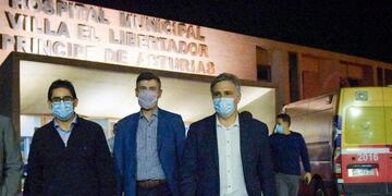 Diego Cardozo, Ministro de Salud; Daniel Passerini, viceintendente y Martín Llaryora, intendente de Córdoba frente al hospital Príncipe de Asturias en Villa Libertador.  (La Voz)