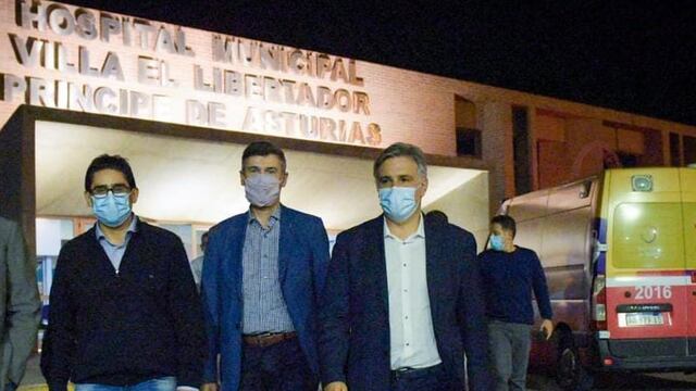 Diego Cardozo, Ministro de Salud; Daniel Passerini, viceintendente y Martín Llaryora, intendente de Córdoba frente al hospital Príncipe de Asturias en Villa Libertador.  (La Voz)