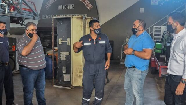 El Intendente Maximiliano Frontera visitó el cuartel y mantuvo una reunión con el Presidente de la Asociación, Carlos Garbuglia y el Jefe de Bomberos Gabriel Giménez.