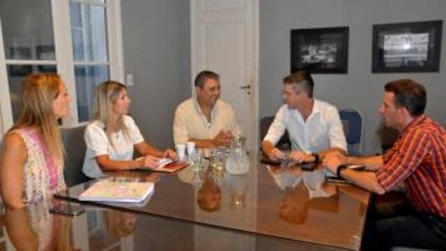 Reunión entre Cresto y funcionarios educativos.