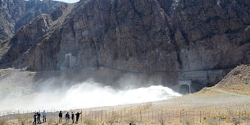 Desde aguas Mendocinas comunicaron que las compuertas del Dique Potrerillos serán nuevamente abiertas mañana para liberar sedimentos del fondo del espejo de agua. Gentileza Los Andes
